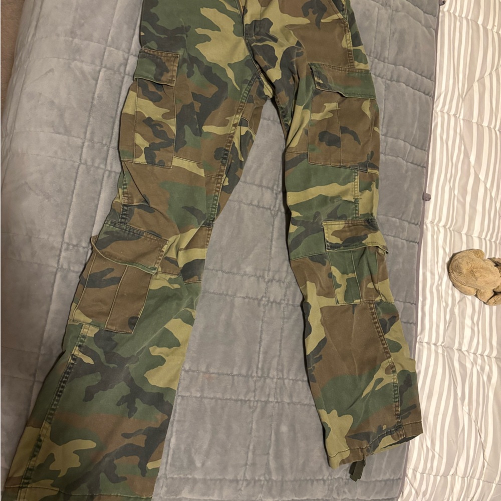 Local European Cargo army print pants